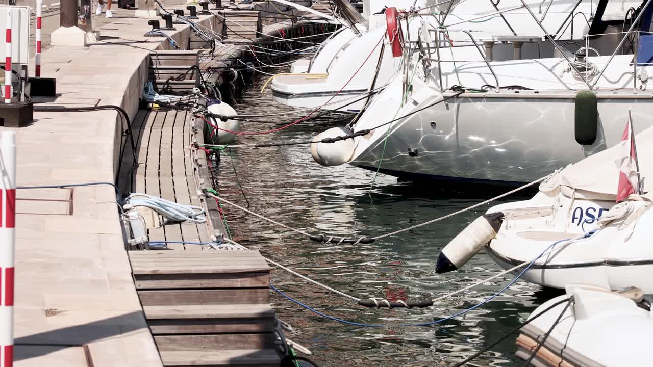 이 많은 항구 에 정박 한 요트 들