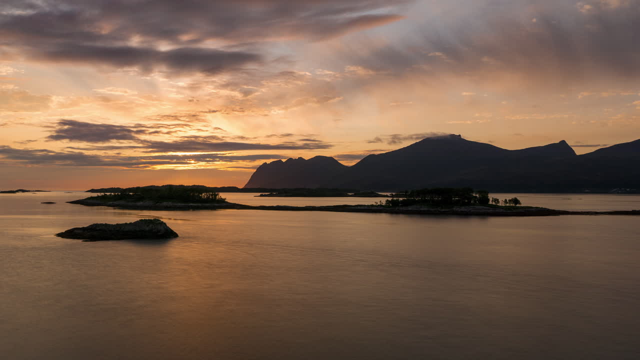 timelapse de un fiordo parecido a un espejo en el hermoso sol de medianoche al atardecer en senja, norte de noruega