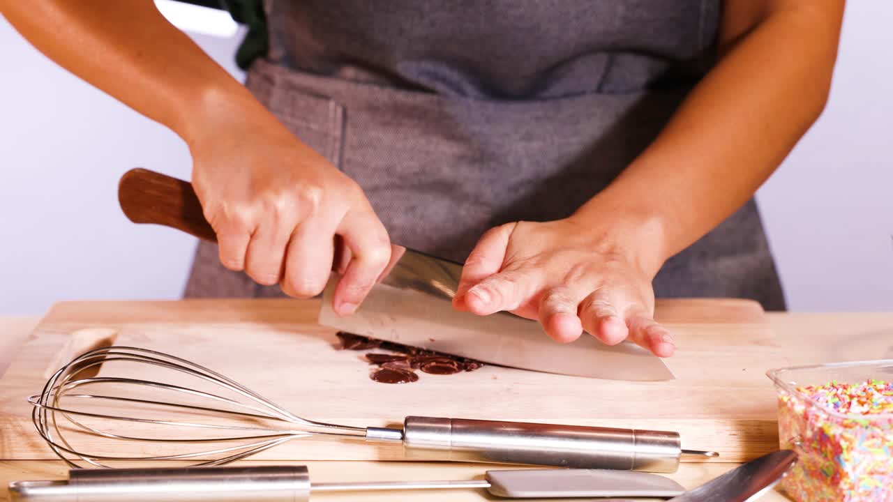 persona cortando discos de chocolate con un cuchillo