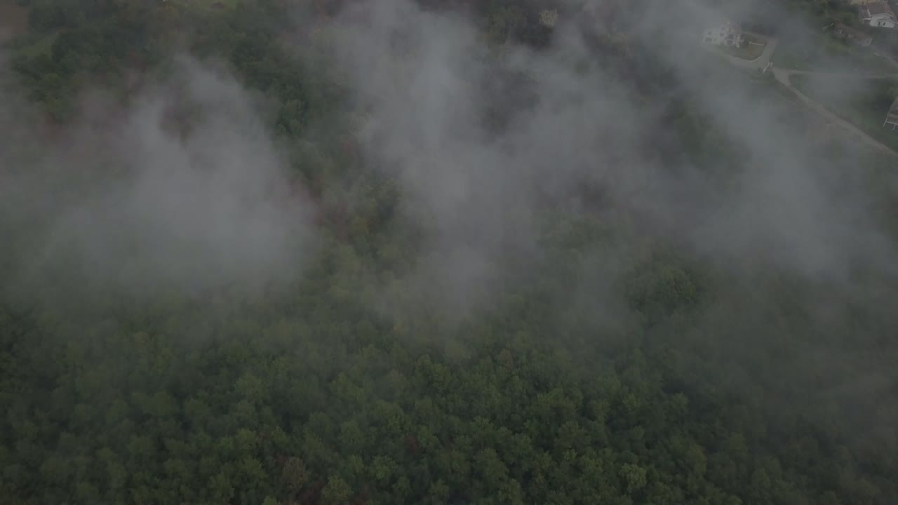 video desde arriba. vista aérea de un dron volando a través de algunas nubes. campo italiano en el fondo.