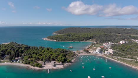 laguna oceánica en la bahía tropical del mar adriático en croacia