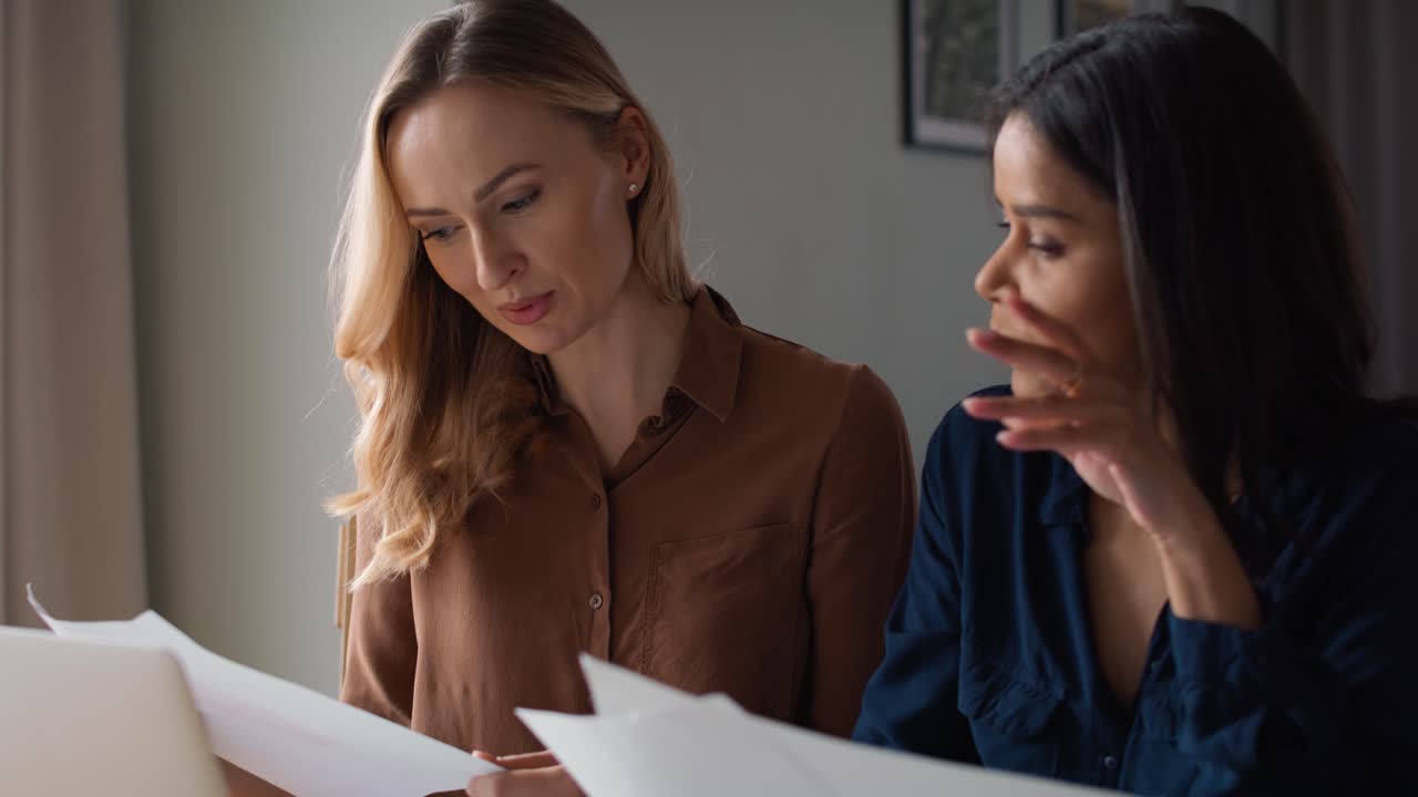 dos mujeres trabajando juntas en la oficina de casa sobre un nuevo proyecto.