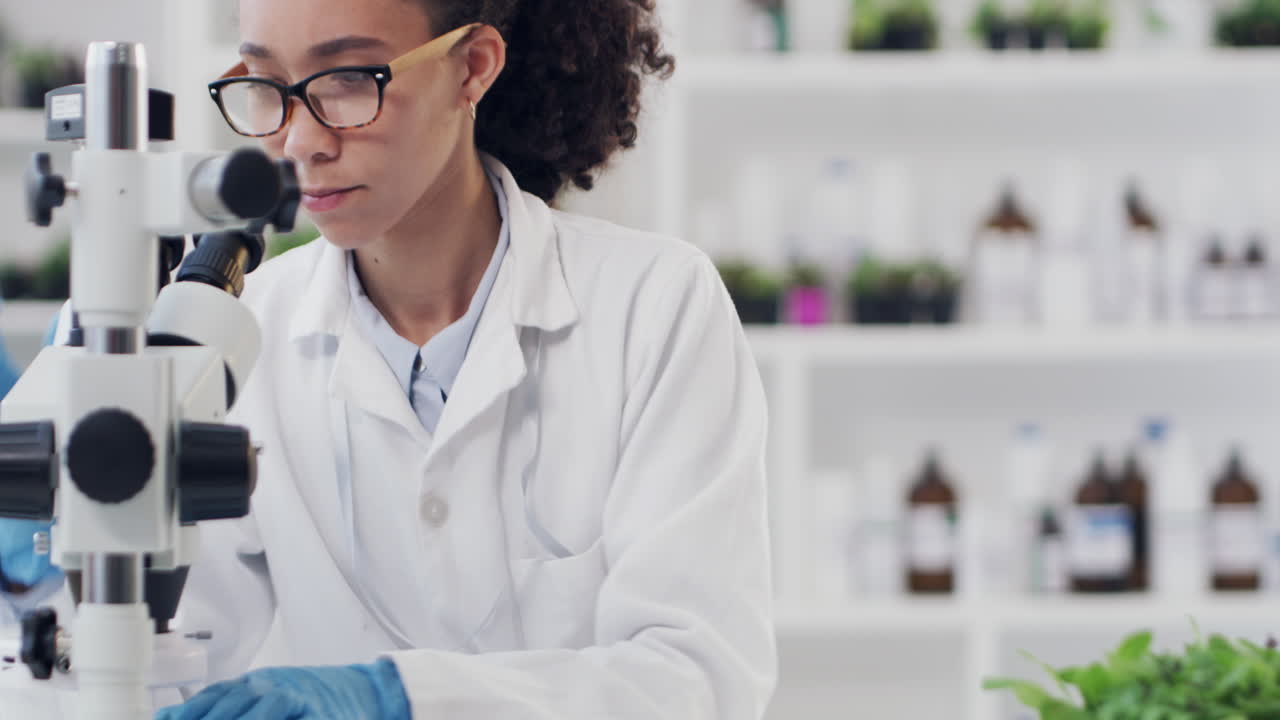 mujer científica, microscopio en el laboratorio