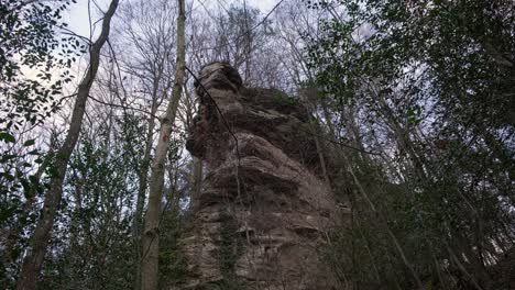 Mullerthal-Wanderfelsformation-Mit-Einer-Neigung-Von-Oben-Nach-Unten-In-Der-Spätherbstsaison-In-Luxemburg