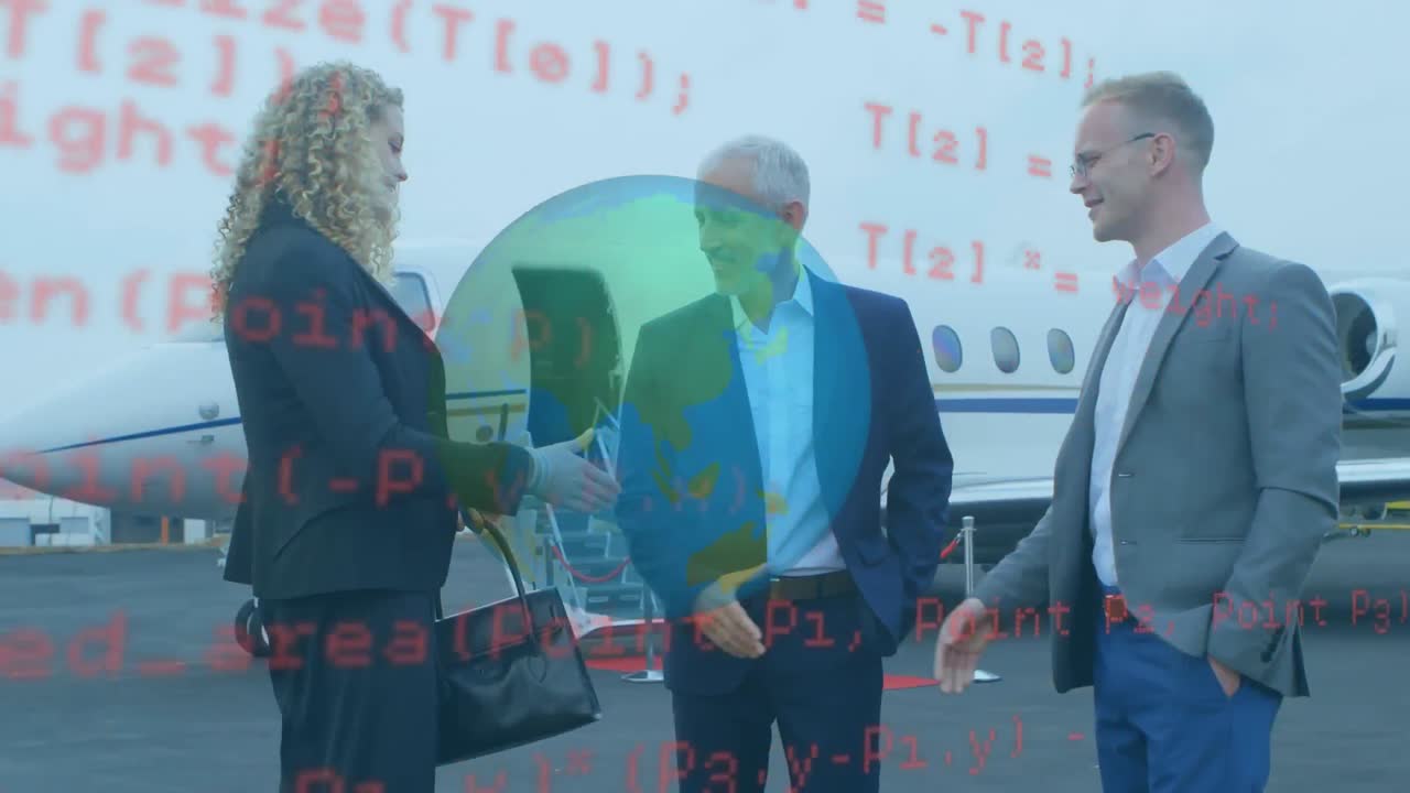 globo giratorio y procesamiento de datos sobre hombres de negocios caucásicos estrechando la mano en la pista del aeropuerto