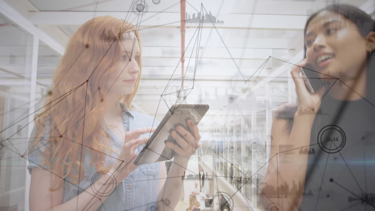 디지털 태블릿을 사용하는 여성에 대한 연결 아이콘의 웹