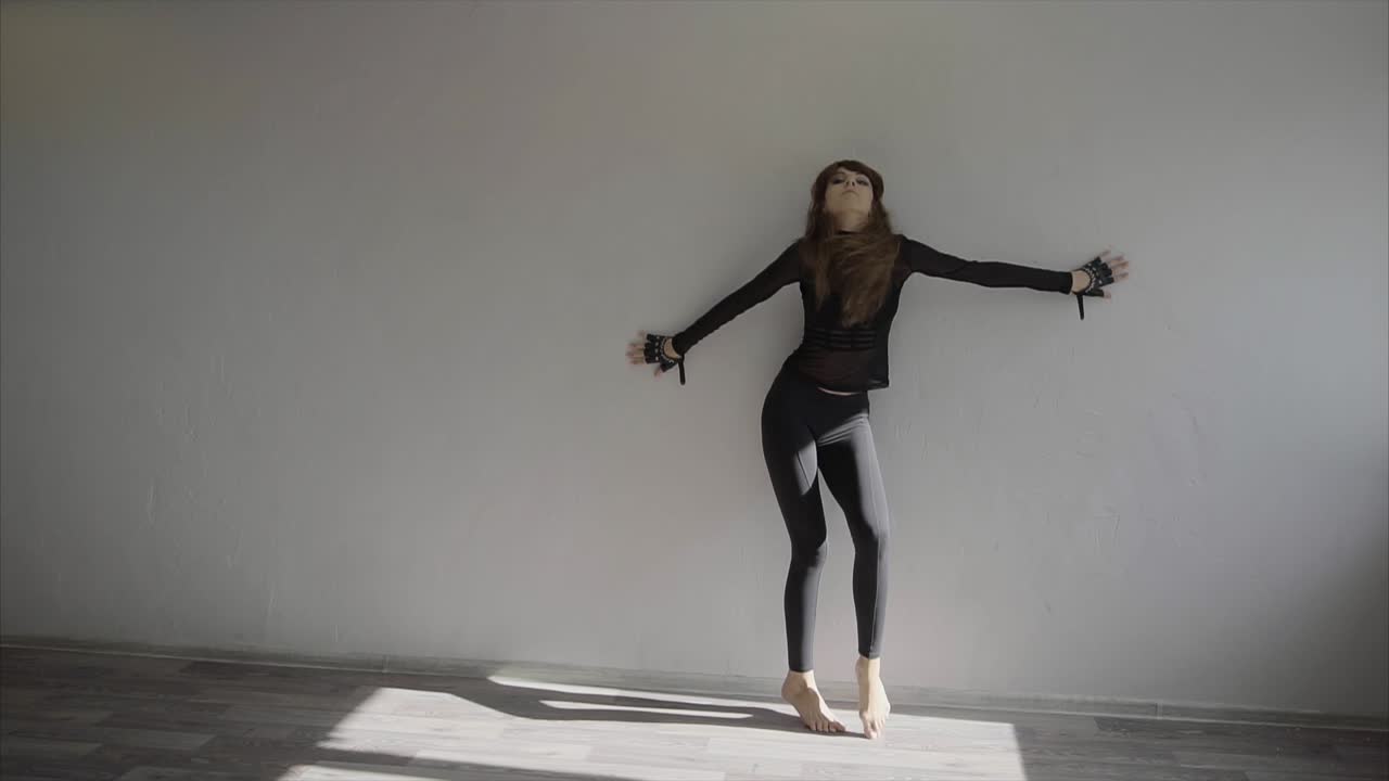 mujer bailando en estudio