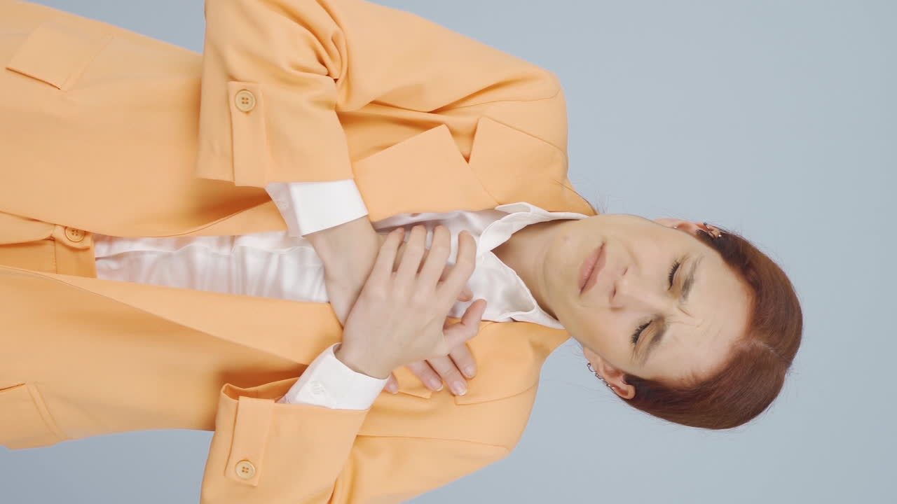 심장마비를 겪고 있는 사업가의 수직 영상입니다.