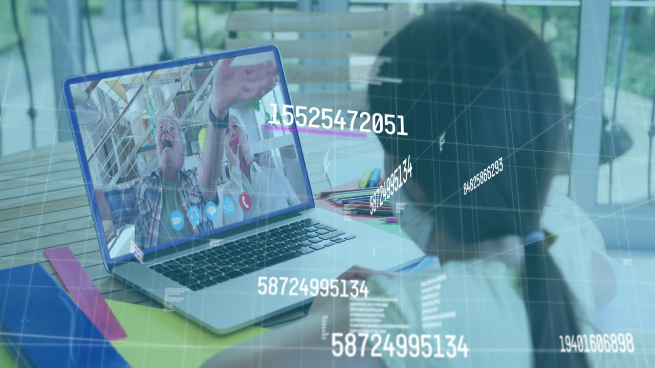 múltiples números cambiantes contra una mujer que tiene una videollamada con sus padres en una computadora portátil en casa