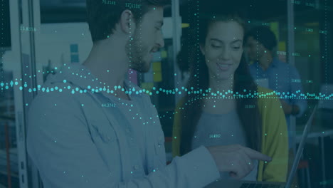 animación del procesamiento de datos financieros sobre diversas personas de negocios en la oficina