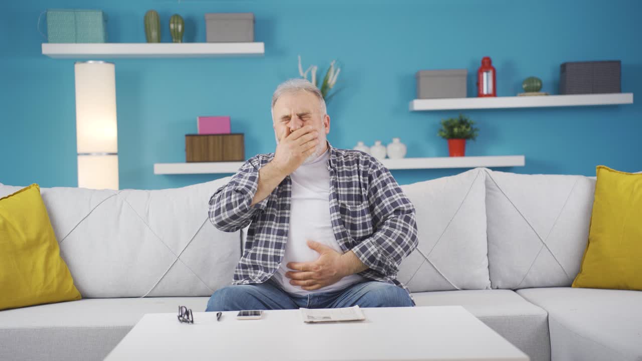 hombre con náuseas.