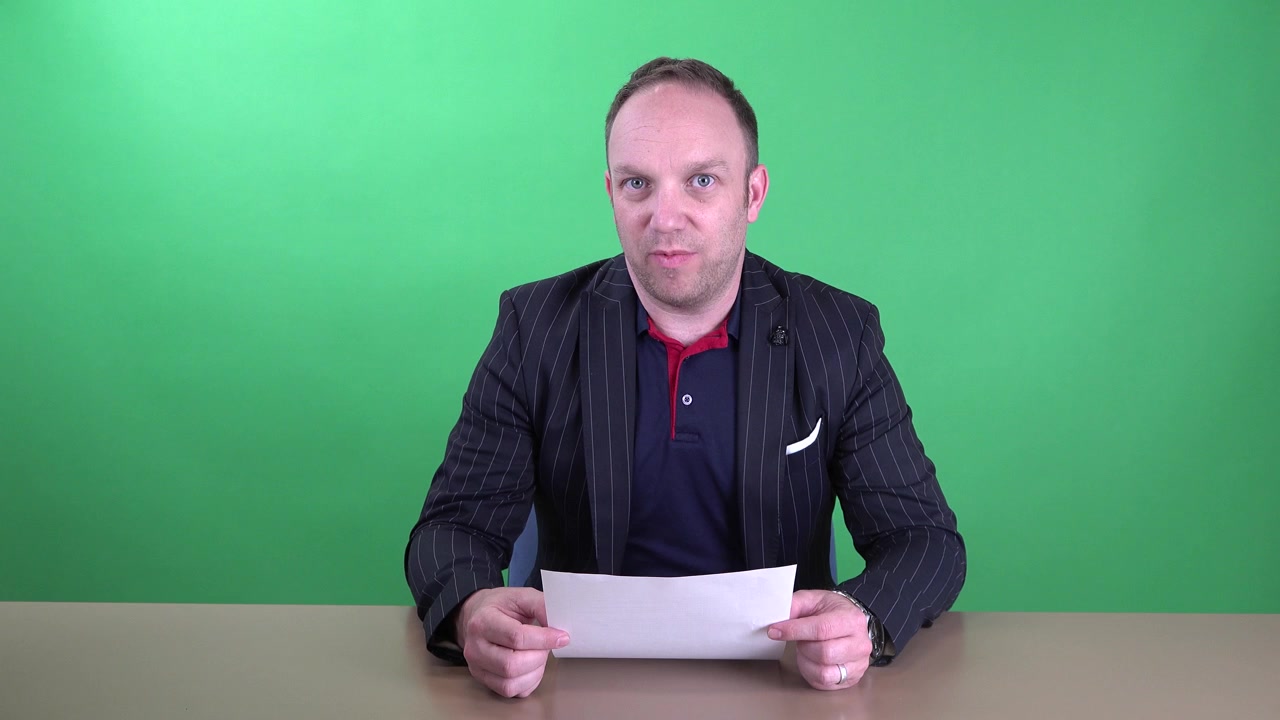 Prezenter wiadomości relacjonujący na żywo najświeższe wiadomości, siedzący w studiu telewizyjnym. Tło zielonego ekranu. Koncepcja dziennikarstwa.