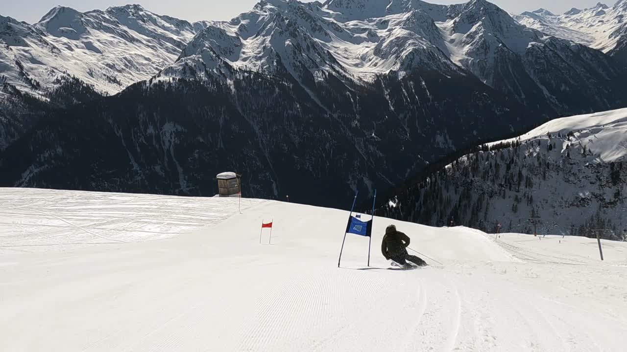 Gara di sci tra le porte su una pista da gara con vista mozzafiato sullo splendido paesaggio alpino.