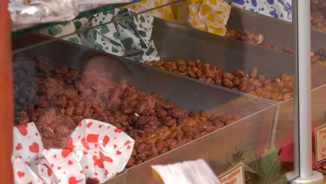 almendras confitadas en el puesto de navidad