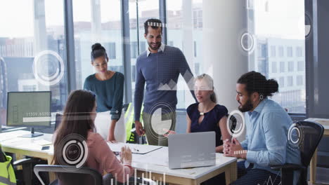 animación del procesamiento de datos estadísticos en un equipo de diversos colegas que discuten juntos en la oficina