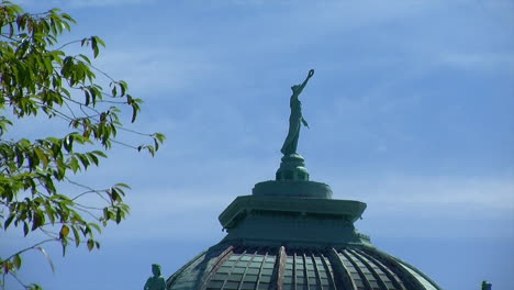 1876년 필라델피아 100주년 박람회에서 기념관 돔 꼭대기에 있는 컬럼비아 동상