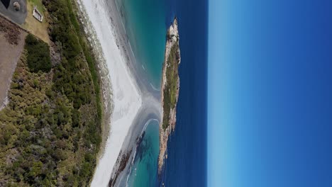 aerial de la isla de diamantes bicheno y las aguas azules en tasmania, australia