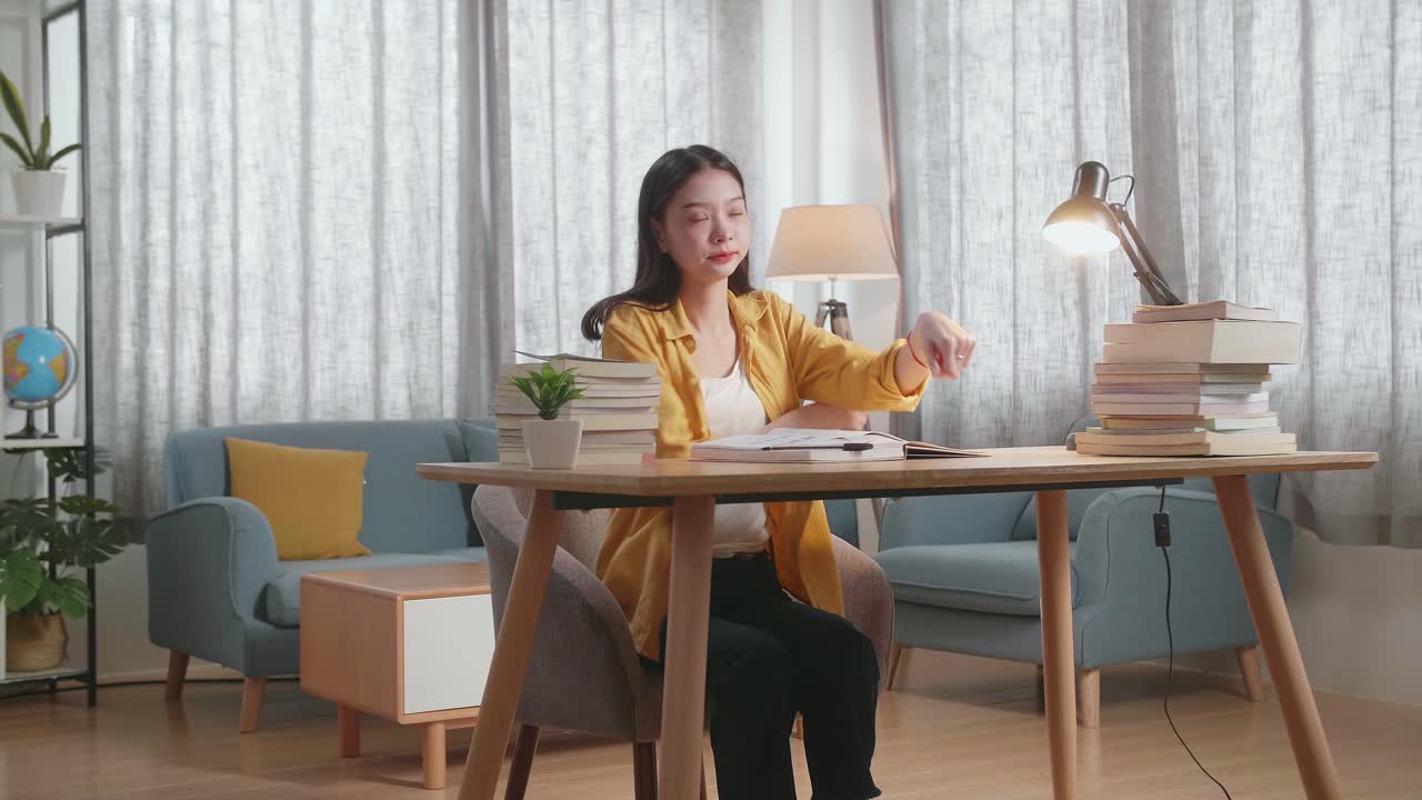 책상 에서 펴고 있는 여자