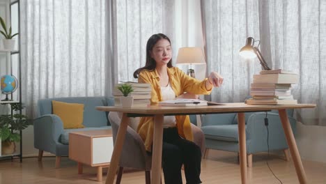 책상 에서 펴고 있는 여자