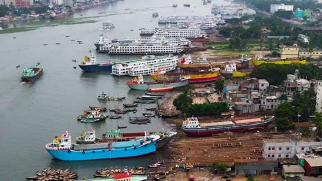 escena caótica del principal puerto fluvial en el río buriganga en dhaka, bangladesh, asia del sur