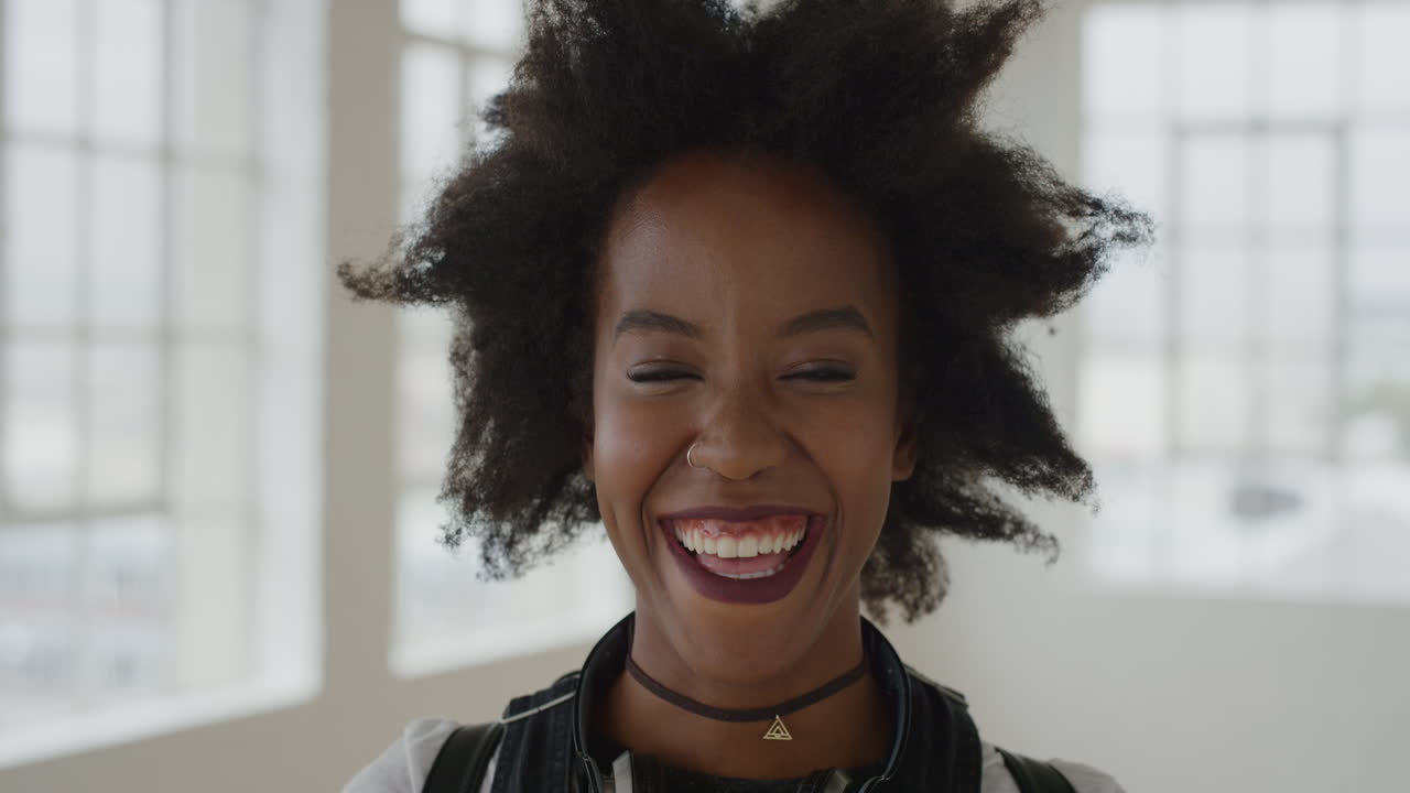 ritratto di una giovane donna afroamericana che ride allegra godendo di uno stile di vita di successo donna nera positiva e indipendente con un afro funky