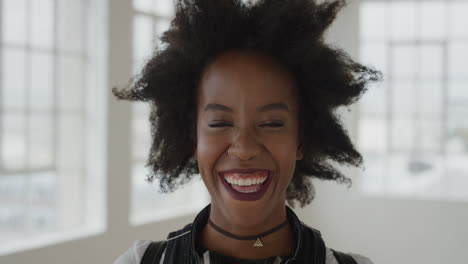 Porträt-Einer-Jungen-Afroamerikanischen-Frau,-Die-Fröhlich-Lacht-Und-Einen-Erfolgreichen-Lebensstil-Genießt,-Eine-Positive,-Unabhängige-Schwarze-Frau-Mit-Flippigem-Afro