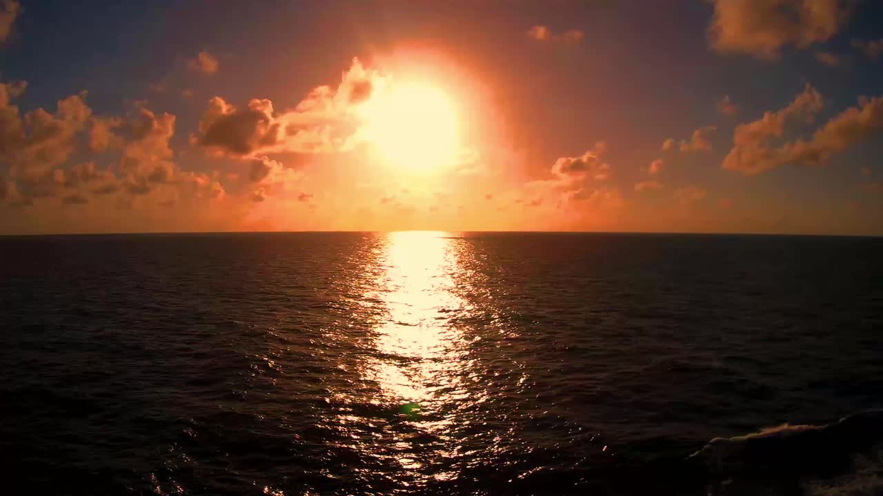 puesta de sol en el golfo de méxico, el humo de los incendios en california le ha dado un ominoso resplandor rojo anaranjado al sol poniente