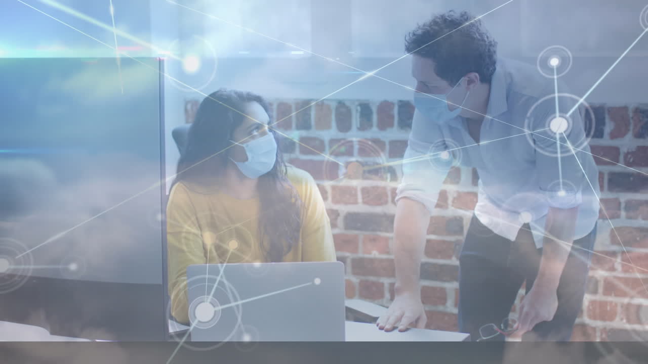 사무실에서 얼굴 마스크를 착용하는 비즈니스 동료에 대한 연결 네트워크의 애니메이션