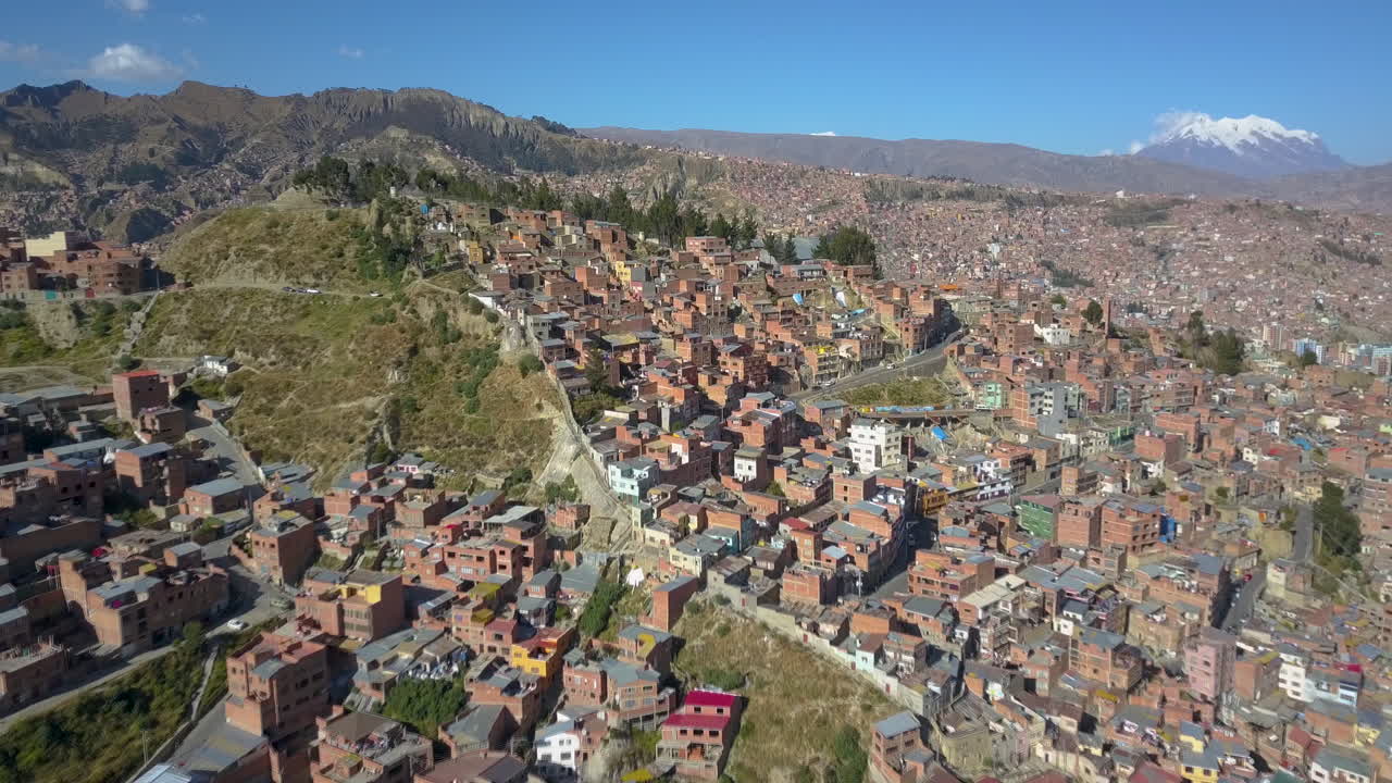 vista aérea de un avión no tripulado volando sobre la ciudad de la paz, bolivia