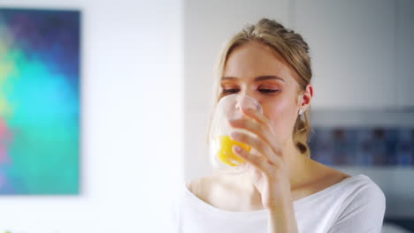 Schönes-Mädchen,-Das-Frischen-Orangensaft-Aus-Glas-Trinkt.-Nahaufnahme-Einer-Glücklichen-Frau