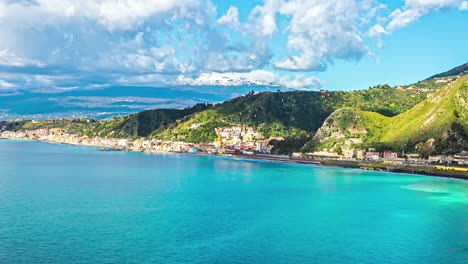 toma aérea de drones del increíble paisaje montañoso de sicilia a lo largo de la hermosa ciudad costera de caletta sant'elia en santa flavia pa, italia con nubes blancas que pasan durante el día