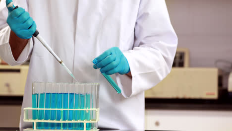 científico que lleva a cabo un experimento químico