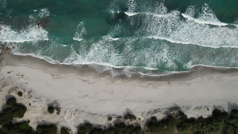 Drone-De-Vista-Aérea-Sobre-El-Mar-De-La-Playa-Con-Hermosas-Olas-Del-Mar