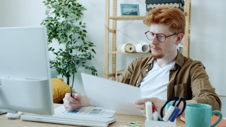 Designer al lavoro su un progetto in un ufficio domestico