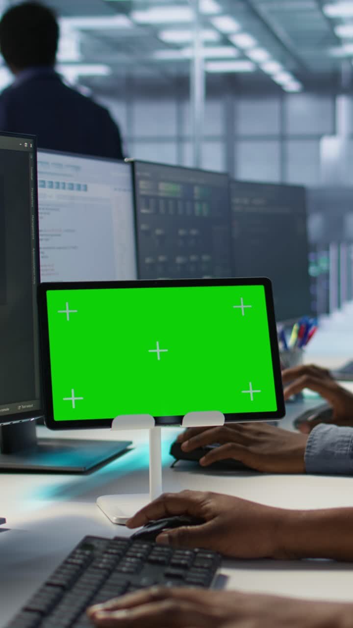 Vertikal video Programmørteam bruger green screen-tablet, arbejder i serverfarm.