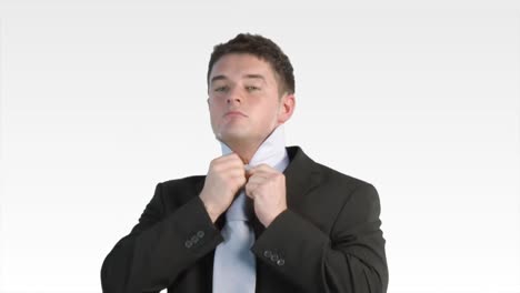 un hombre se pone una corbata.