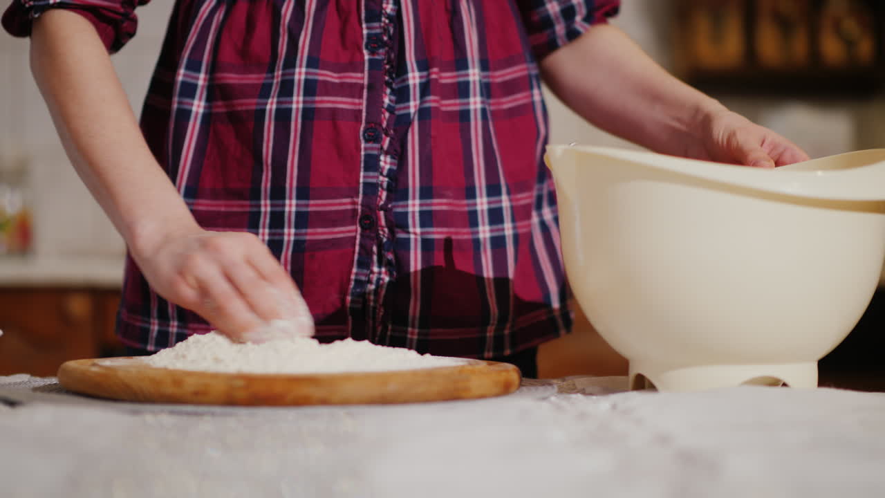 여자가 피자 4k 비디오를 위해 반죽을 반죽하기 시작합니다.