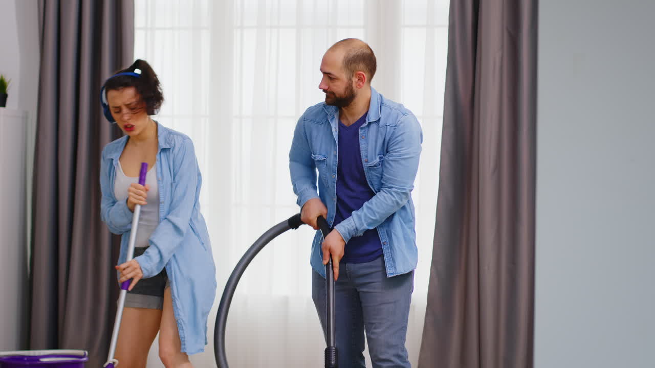 Esposa alegre cuidando da casa