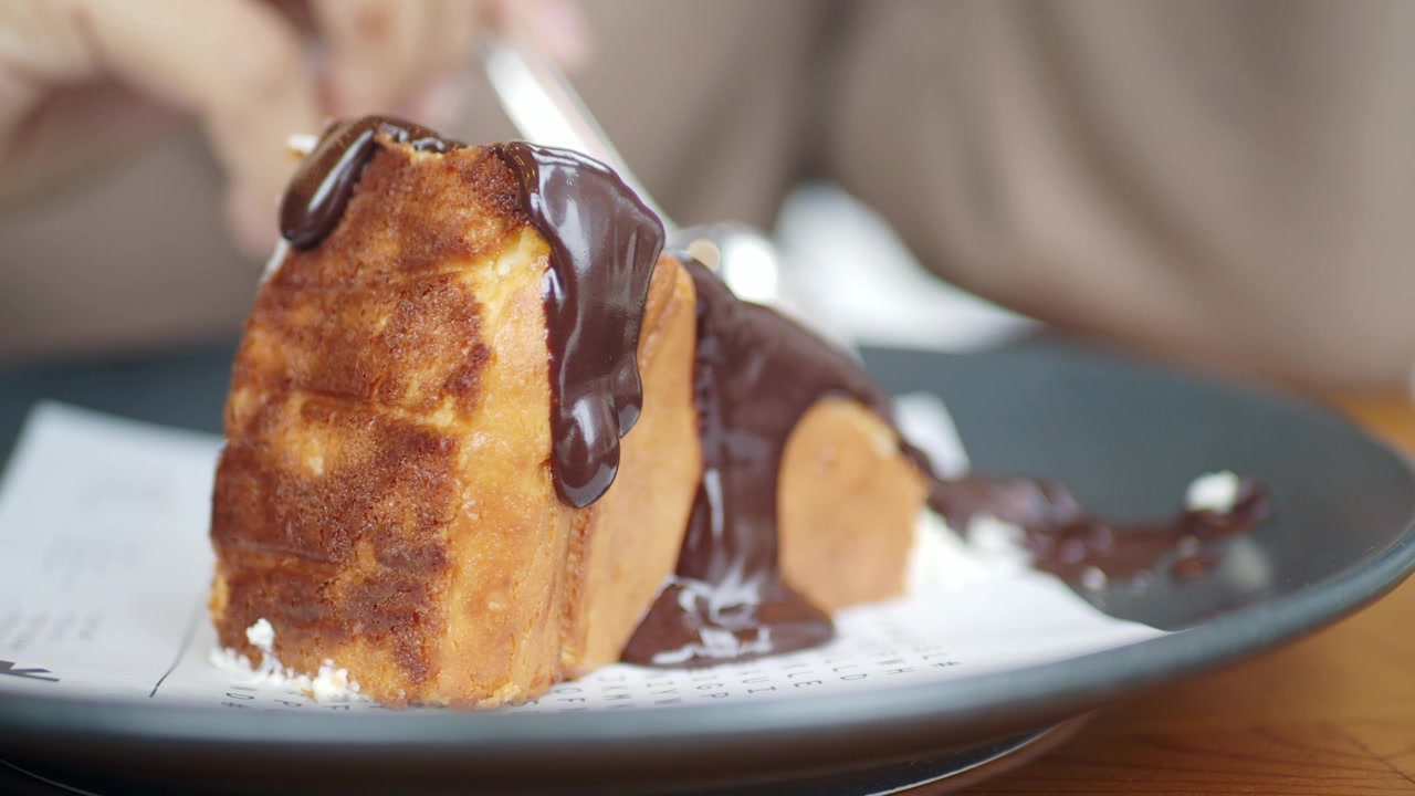 Delizioso toast con salsa al cioccolato fuso e gelato