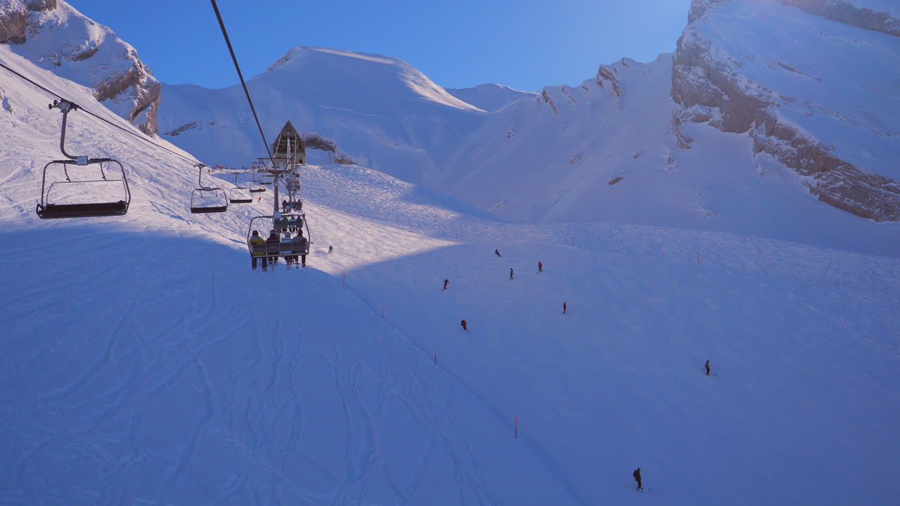 beckenried의 겨울 스키장에서 사람과 체어리프트가 있는 스위스 알프스의 스키장