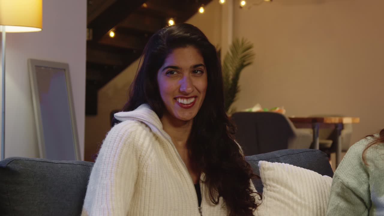 grupo de amigos relajados sentados en el sofá en casa o en un bar o cafetería hablando y bebiendo café juntos 8