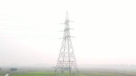 Sehen-Sie-Sich-Aufnahmen-Von-Hochspannungsmasten-Und-Stromleitungen-Unter-Dem-Rauchigen-Himmel-An