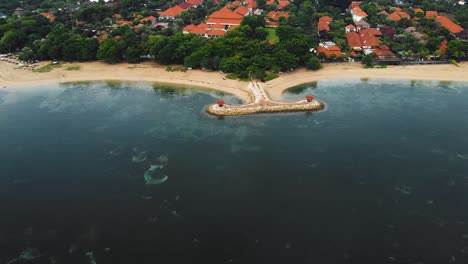 Hermosa-Playa-Cinematográfica-De-Sanur,-Metraje-De-Drones-De-Bali-Con-Paisajes-Interesantes,-Barcos-De-Pesca-Y-Clima-Tranquilo