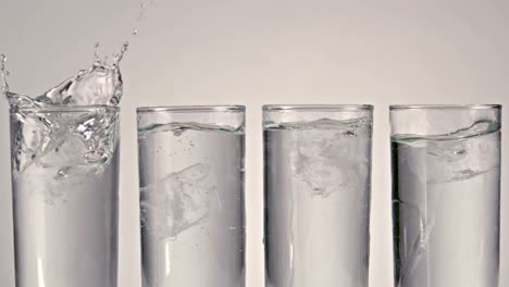 cubitos de hielo cayendo en un vaso de agua