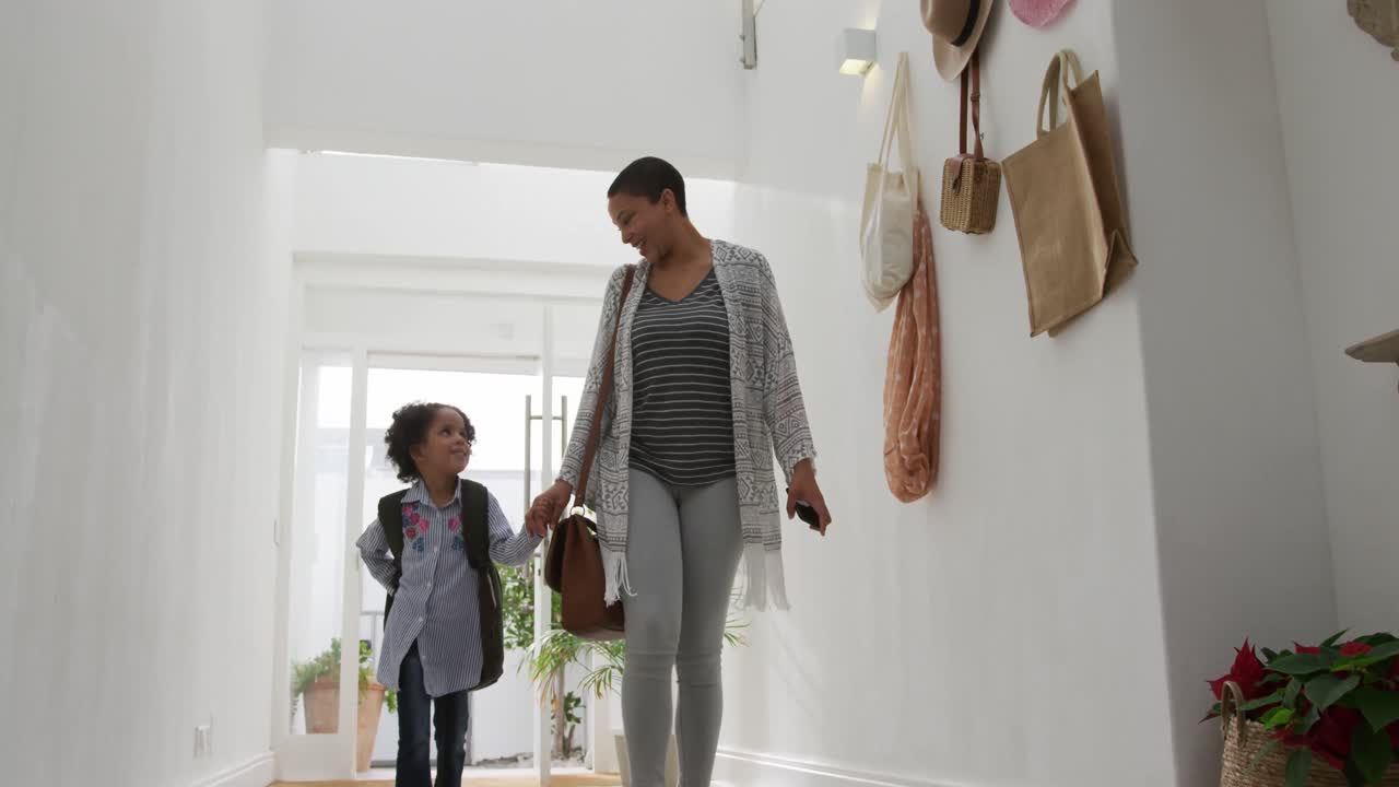 집 에서 여가 시간 을 즐기는 가족