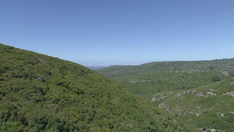 Unglaubliche-Grüne-Bergketten-Im-Sonnenlicht