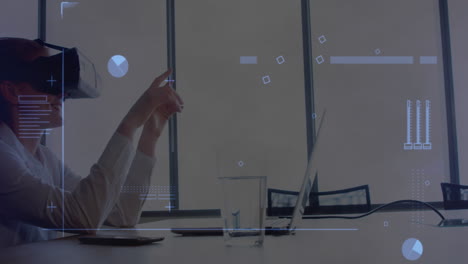 interfaz digital con procesamiento de datos contra mujer caucásica que usa auriculares vr en la oficina