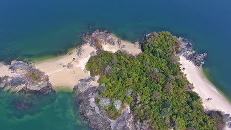 Antena-Panorámica-Lenta-De-La-Pintoresca-Isla-Rodeada-De-Coral-Rocoso