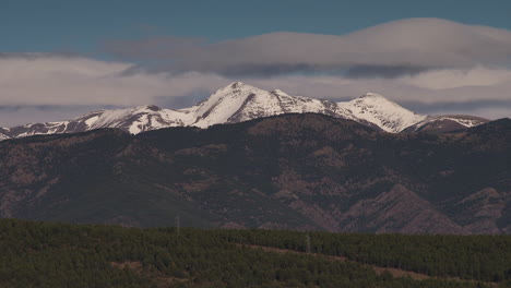 Schneebedeckte-Berge-In-Den-Pyrenäen