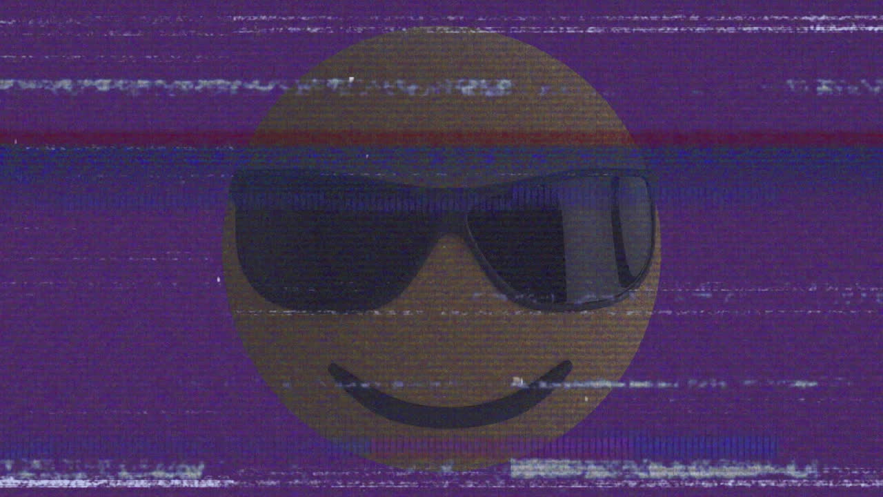 Animazione di un'emoji con occhiali da sole su rumore sullo schermo su sfondo viola e bianco